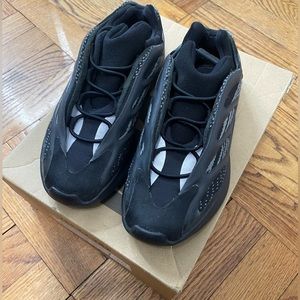 Authentic Yeezy Kids Size 1.5 really good condition with box